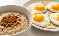 Ăn sáng: Trứng và yến mạch, loại nào tốt hơn?