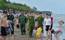 Công an Nam Định phát loa nhắc người dân không tắm tại bãi biển tự phát