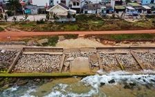 Bình Định: Cận cảnh kè chống xói lở 80 tỉ đồng bị sóng đánh tan nát