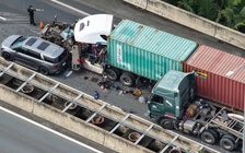 Tai nạn liên hoàn xe container trên cao tốc, giao thông TP.HCM  ùn ứ kéo dài