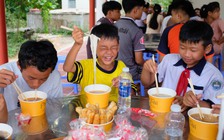 Quốc tế thiếu nhi trên đảo Thiềng Liềng: 170 tô phở đổi lấy nụ cười em thơ