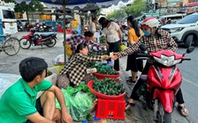 Chiều trước tết Đoan Ngọ: Bất ngờ chợ bán bánh ú, lá xông ở TP.HCM