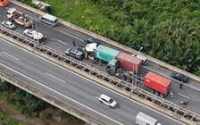 Tai nạn liên hoàn trên cao tốc: Ùn ứ xe ô tô xếp hàng dài ở Cát Lái, cầu Phú Mỹ