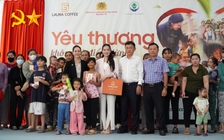 Nhật Kim Anh cùng Công an TP.Cần Thơ tặng quà cho hàng trăm bệnh nhi