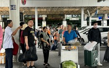Sân bay Tân Sơn Nhất nhộn nhịp hành khách trở lại TP.HCM sau kỳ nghỉ lễ