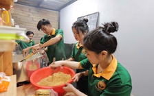 Chàng trai chia sẻ yêu thương qua những suất cơm đêm
