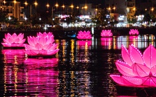 Khánh Hòa thắp sáng 7 đóa sen khổng lồ mừng đại lễ Vesak 2025