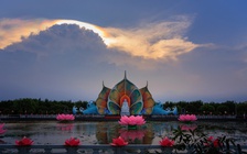 Mây ngũ sắc xuất hiện ngay nơi tôn trí xá lợi Phật trước ngày khai mạc Vesak 2025