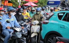 Hết lễ, người dân TP.HCM trở lại công việc thường nhật: Đường phố 'khác hẳn hôm qua'