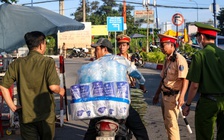 Đi chiêm bái xá lợi Phật, nhiều người bị CSGT TP.HCM phạt vì 'quên' đội mũ bảo hiểm