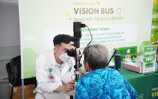 Khám mắt và phát thuốc cho hơn 300 bệnh nhân khó khăn