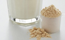 Uống bột protein với sữa hay nước sẽ tốt hơn?