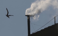 Khói trắng bốc lên từ Nhà nguyện Sistine, đã có tân giáo hoàng