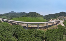 Ngắm những cầu cạn đẹp kỳ vĩ trên cao tốc Vũng Áng - Bùng