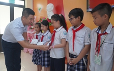 100 học sinh hoàn cảnh khó khăn nhận học bổng Nguyễn Thái Bình - Báo Thanh Niên