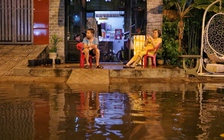 Tối nay TP.HCM có mưa: Khu dân cư, chợ lênh láng nước