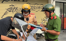 Dừng đèn đỏ cán vạch kẻ đường bị phạt tới 20 triệu đồng: Cục CSGT giải thích sao?