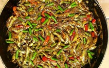 Hương vị quê hương: Cá lòng tong kho rim mộc mạc, đằm sâu