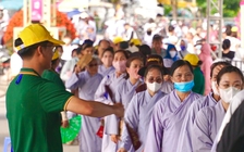 Phật tử từ nước ngoài về chùa Quán Thế Âm phụng sự bên xá lợi Phật