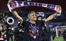 HLV Enrique rơi lệ trước tấm tifo hình ảnh con gái yêu, Tổng thống Macron cảm xúc dâng trào