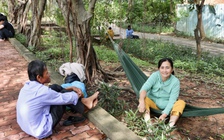 Xúc động hình ảnh phụ huynh mang đồ ăn, nước uống, mắc võng đợi con đi thi