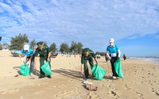 Những người lính trẻ góp sức làm sạch bãi biển