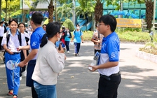 Tiếp sức thí sinh thi đánh giá năng lực từ tờ mờ sáng