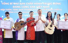 Tổng Bí thư tặng nhạc cụ cho học sinh trường Nguyễn Đình Chiểu