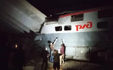 Sập cầu vượt đè xe lửa tại Nga, nhiều người thương vong