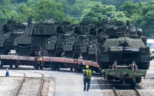 Đoàn xe tăng nối đuôi đến thủ đô chuẩn bị diễu binh Mỹ