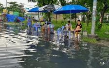 TP.HCM mưa xối xả sáng nay: Đường ngập, nhiều người lội nước đi làm