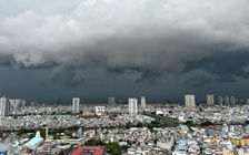 Thời tiết TP.HCM mây đen cuồn cuộn, mưa xối xả: Làm gì để tránh sấm sét?