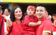 CĐV Việt Nam hừng hực khí thế 'đổ bộ' Bukit Jalil, tiếp lửa thầy trò HLV Kim đấu Malaysia
