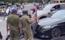 TP.HCM: Chặn đường, cầm đá đập phá ô tô Mercedes
