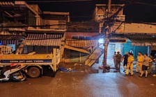 TP.HCM: Xe máy tông nhà dân, 2 người tử vong