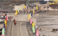 Nước sông Hồng dâng cao, cắt cầu phao Phong Châu