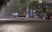 Đà Nẵng: Người dân trắng đêm 'giải cứu' ô tô khỏi biển nước
