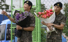 4 thành viên BTS 'gây sốt' khi xuất ngũ, hé lộ cuộc sống trong quân đội