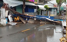 Cần Thơ: Mưa giông lớn làm cổng chào sập, cây xanh ngã đổ