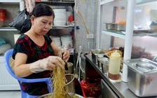 Quán miến lươn 40 năm, bán 700 bát/ngày được Michelin khen 'viên ngọc quý giữa phố cổ'