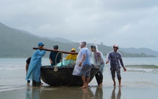 Ngư dân Đà Nẵng 'chạy bão' giữa mùa hè: Cả đời chưa từng kéo thuyền lên tháng này