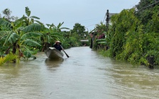 Mưa lớn, lũ cuốn trôi chiếc ghe chở bún ở TP.Huế