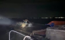 Hai ghe gỗ gắn máy bơm công suất lớn, hút trộm cát trên sông Cổ Chiên