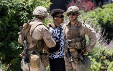 Lính thủy đánh bộ Mỹ bắt người đầu tiên trong cuộc biểu tình ở Los Angeles