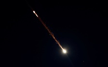 Mỹ 'hỗ trợ' Israel đánh chặn tên lửa Iran, ông Trump cảnh báo Tehran