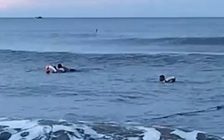 5 du khách bị sóng biển cuốn trôi khi đang tắm biển Hà Tĩnh