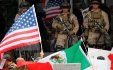 Lính thủy đánh bộ Mỹ đối mặt người biểu tình ở Los Angeles