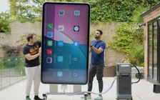 Chiếc iPhone lớn nhất thế giới, đèn pin đủ làm mờ đèn pha ô tô