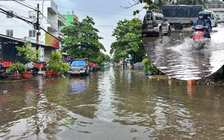 Thời tiết TP.HCM: Chiều nay có quận mưa trắng trời, người dân bì bõm lội nước