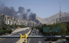 Rộ tin Iran đề nghị ngừng bắn khẩn cấp, Israel tuyên bố tiếp tục tấn công